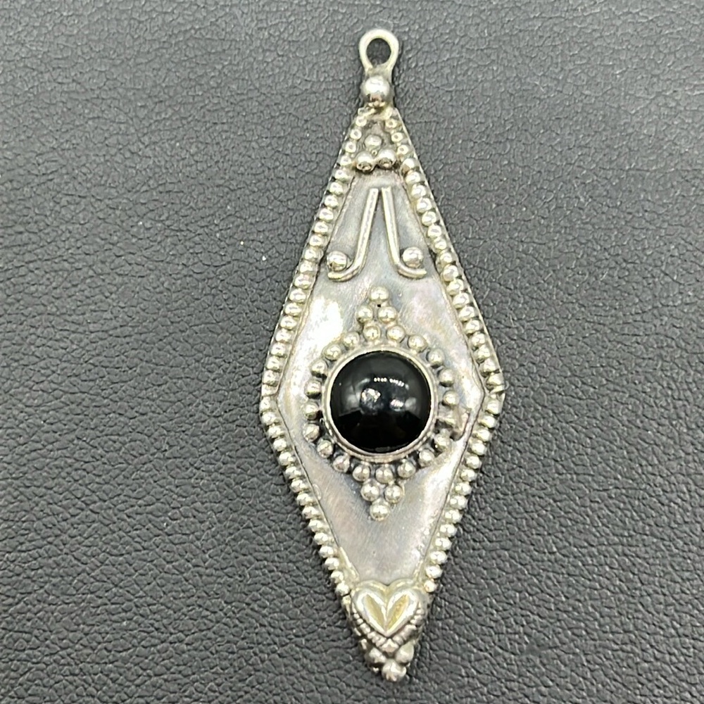 Black onyx and sterling pendant, approximately 2 inches long, 5 grams